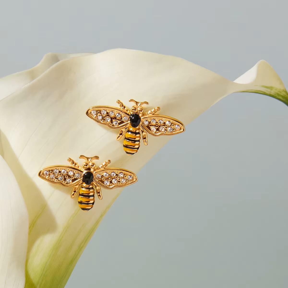 Bee Sparkly – náušnice v podobě včelky se zirkony